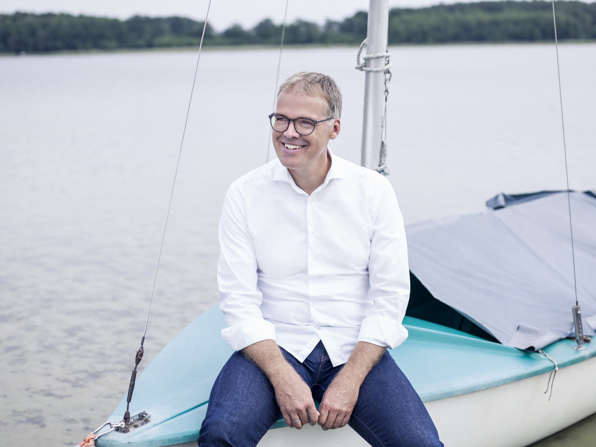 Michael Schmitz sitzt auf Segelboot